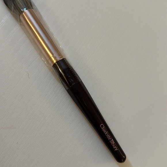 Charlotte Tilbury Powder & Sculpt Brush BRAND NEW - Picture 3 of 3